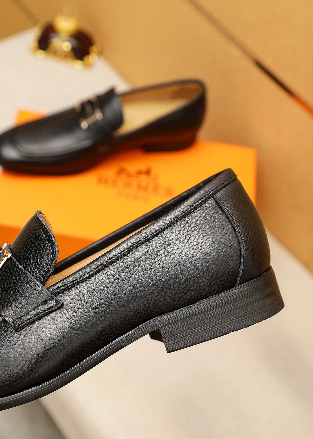 Men's shoes 💰460 💐 Product trademark: HERMES "Hermès" casual leather shoes Regular size: 38-44 (45.46🉑️customized) Product materials: Selected imported first-layer pebbled calfskin upper + luxury hardware buckle, imported water-dyed 🐂 cowhide lining. Strong three-dimensional visual effect, combined outsole Color: 2⃣️seed leather materials optional